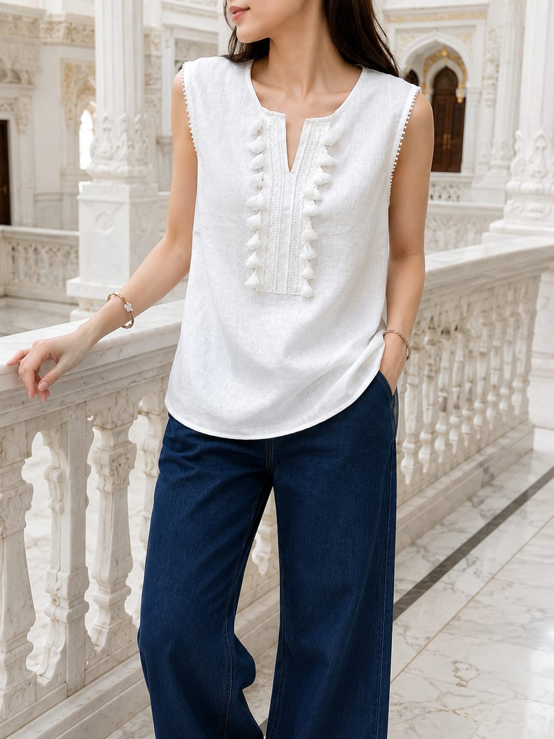 Women fashionable white cotton top sleeveve less