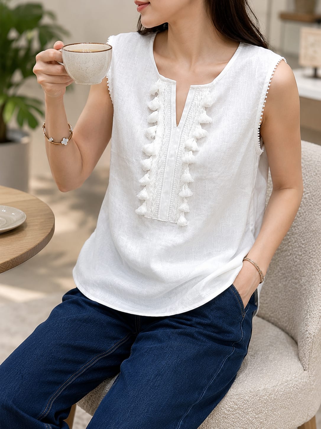 Women fashionable white cotton top sleeveve less