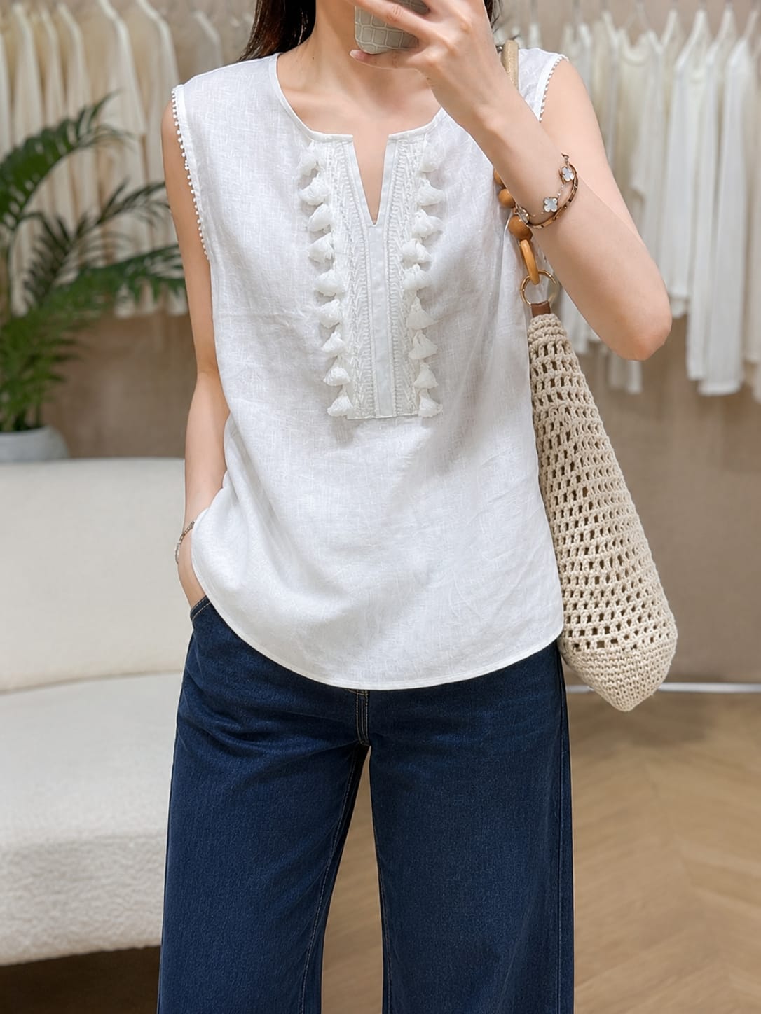 Women fashionable white cotton top sleeveve less